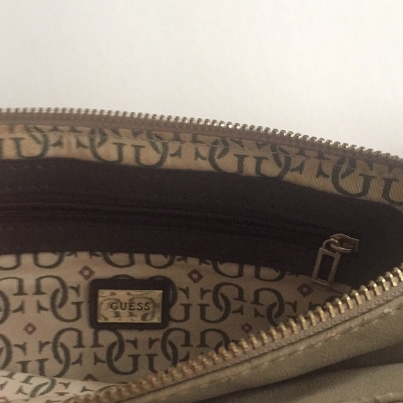 Preowned Guess women,s cross body handbag$38.00 - Picture 5 of 12